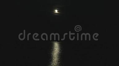 月亮在水上，月亮在水上，月亮在海上，月亮在<strong>夜空</strong>，<strong>夜空</strong>在一个水面上